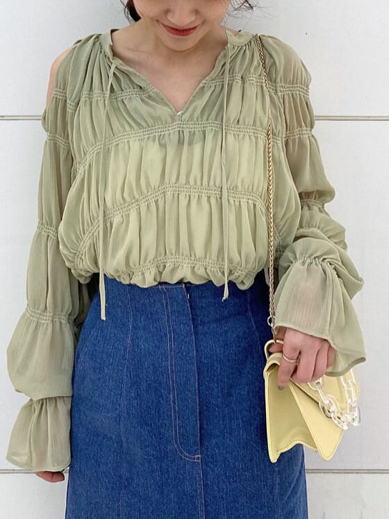 ホワイト系のTシャツ/カットソー、ブルー系のスカート、イエロー系のシャツ/ブラウスを着用したレディースの冬コーディネートの6枚目の写真