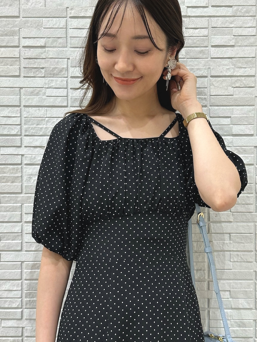 その他のサンダル、ブラック系のワンピース、ブルー系のボストンバッグを着用したレディースの夏コーディネートの4枚目の写真