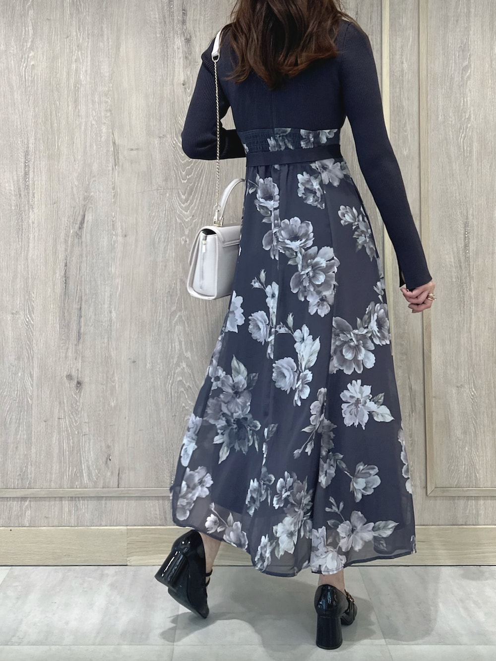 ピンク系のショルダーバッグ、ブラウン系のパンプス、パープル系のワンピースを着用したレディースの秋コーディネートの4枚目の写真