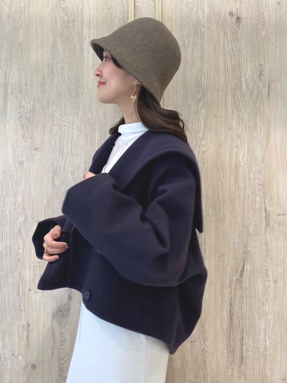 ベージュ系のブーツ、パープル系のその他アウター、ホワイト系のキャミソールを着用したレディースの冬コーディネートの8枚目の写真