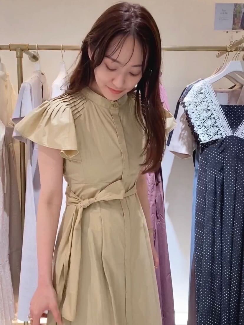 その他のサンダル、ベージュ系のワンピースを着用したレディースの夏コーディネートの8枚目の写真