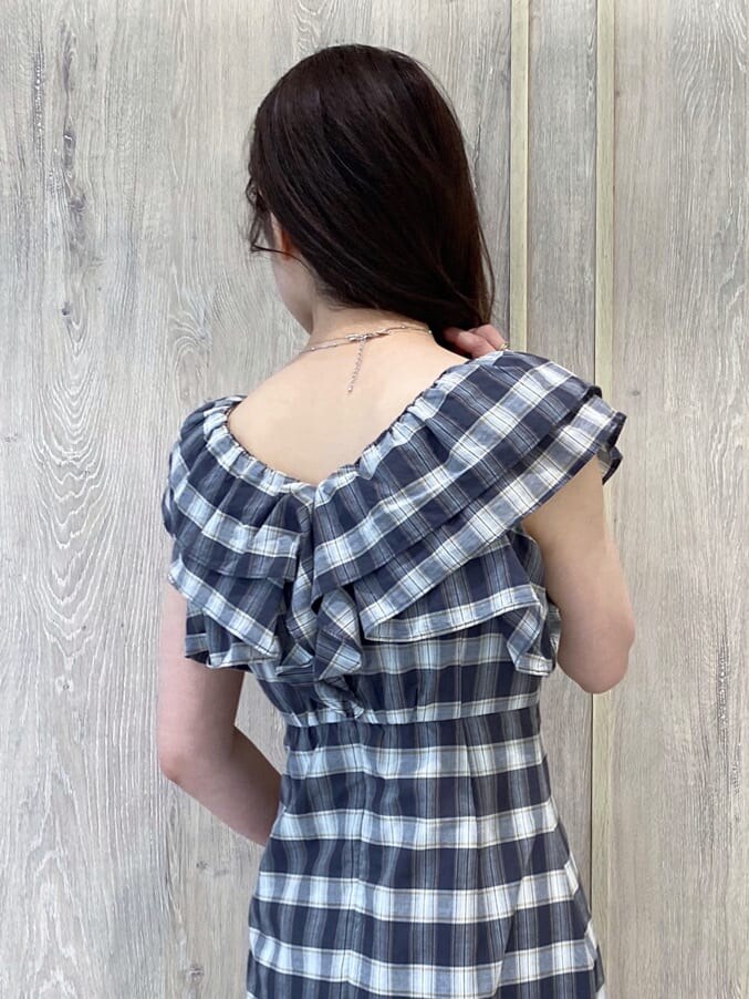 ブラウン系のパンプス、その他のワンピース、ブラック系のトートバッグを着用したレディースの春コーディネートの9枚目の写真