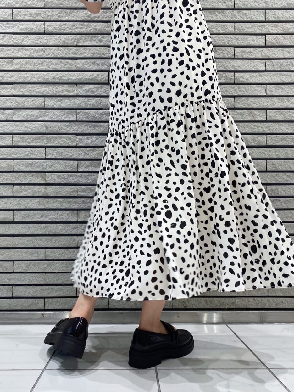 ブラウン系のローファー、ホワイト系のワンピースを着用したレディースの夏コーディネートの10枚目の写真