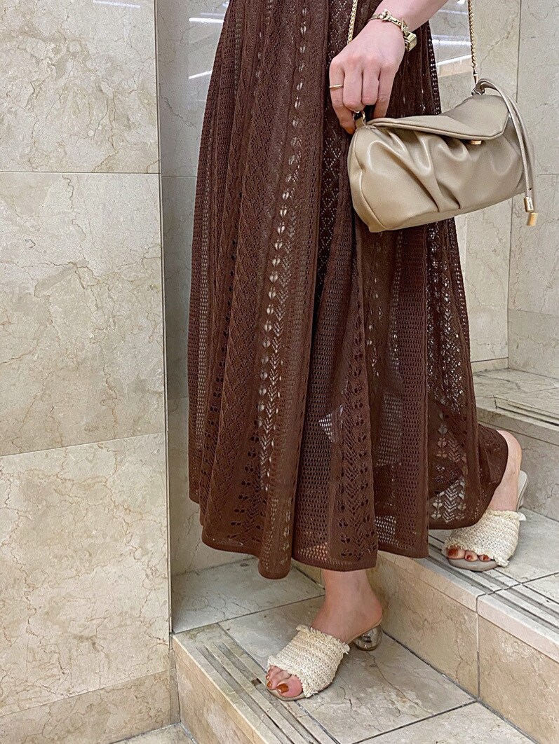 ベージュ系のキャミソール、ホワイト系のサンダル、ブラウン系のワンピースを着用したレディースの春コーディネートの9枚目の写真