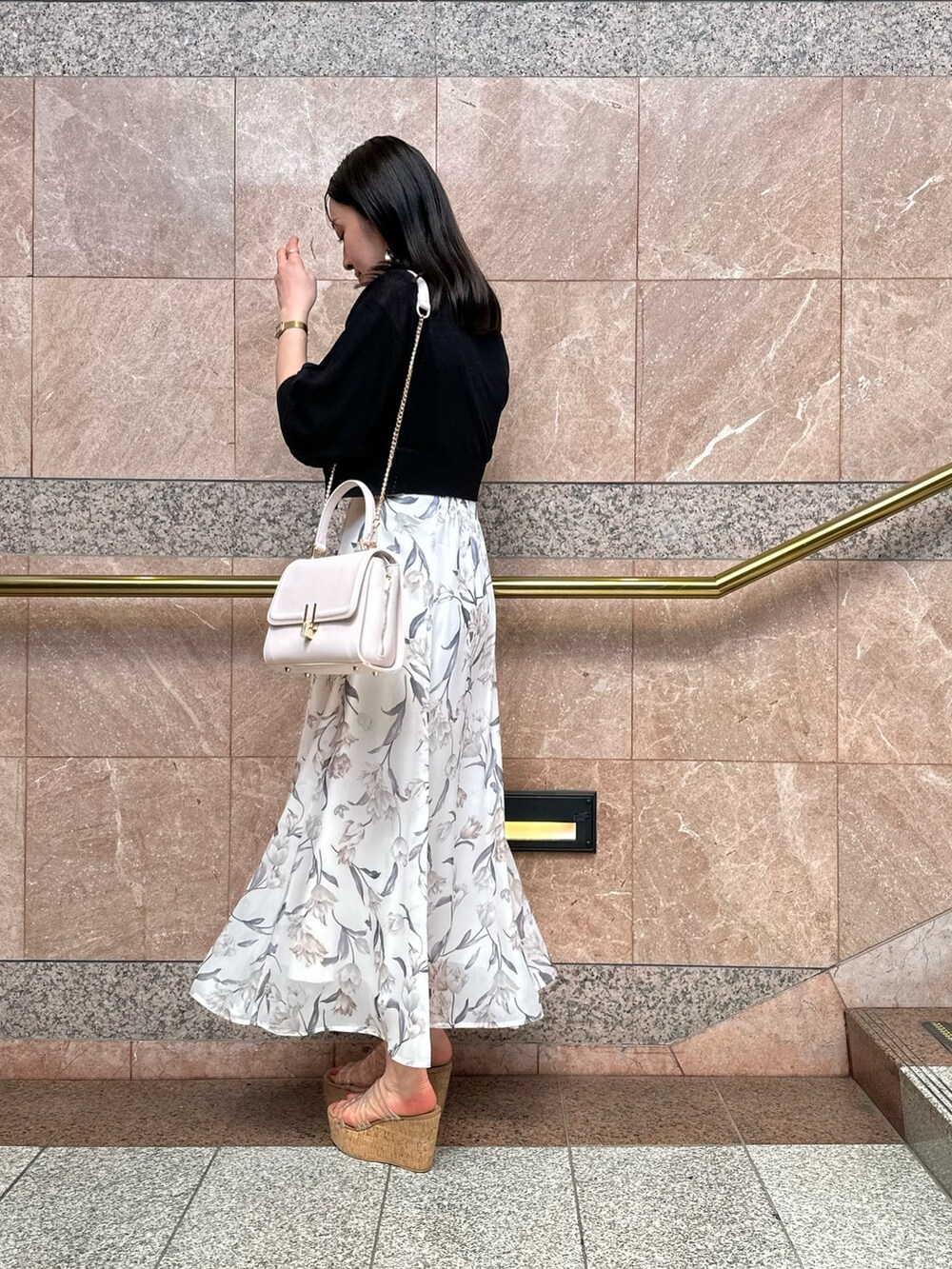 その他のサンダル、ピンク系のショルダーバッグ、ブラック系のワンピースを着用したレディースの春コーディネートの4枚目の写真