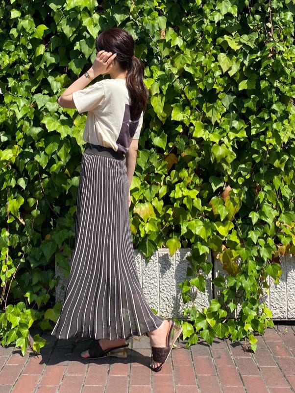 ブラウン系のサンダル、グレー系のワンピース、ホワイト系のTシャツ/カットソーを着用したレディースの夏コーディネートの3枚目の写真