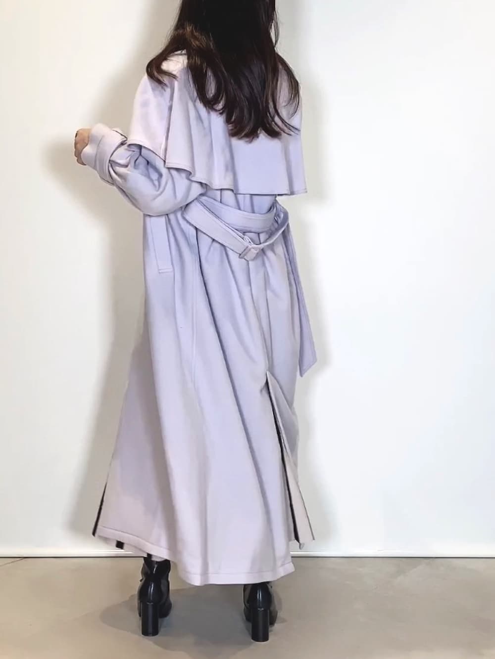 ブラック系のブーツ、ブラック系のワンピース、グレー系のその他アウターを着用したレディースの冬コーディネートの3枚目の写真