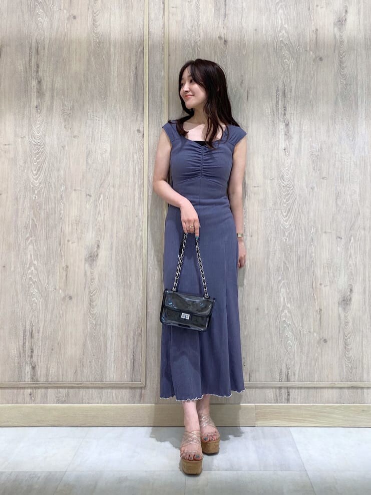 その他のサンダル、ブラック系のショルダーバッグ、ブルー系のワンピースを着用したレディースの夏コーディネートの5枚目の写真