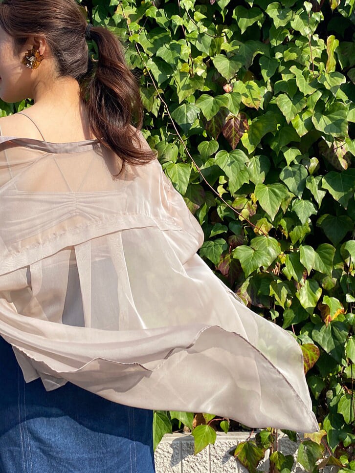 イエロー系のショルダーバッグ、その他のサンダル、ベージュ系のシャツ/ブラウスを着用したレディースの春コーディネートの6枚目の写真