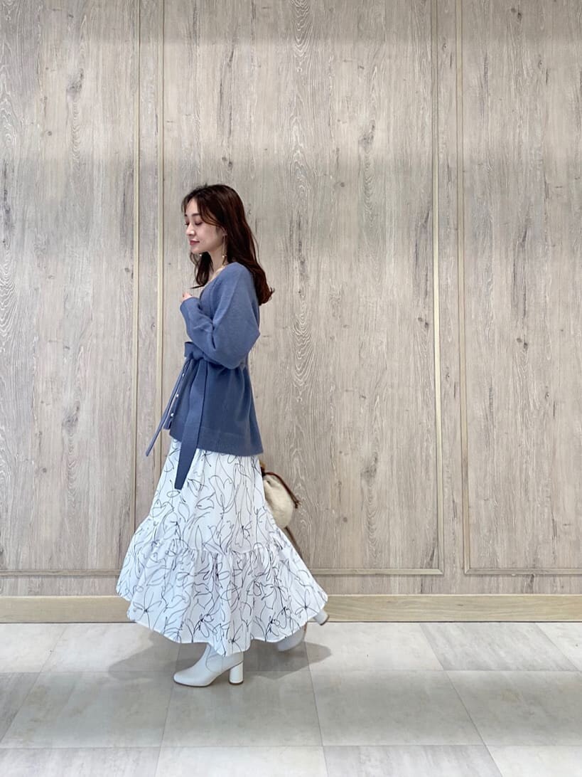 ホワイト系のその他シューズ、ホワイト系のその他アウター、ブルー系のワンピースを着用したレディースの秋コーディネートの5枚目の写真