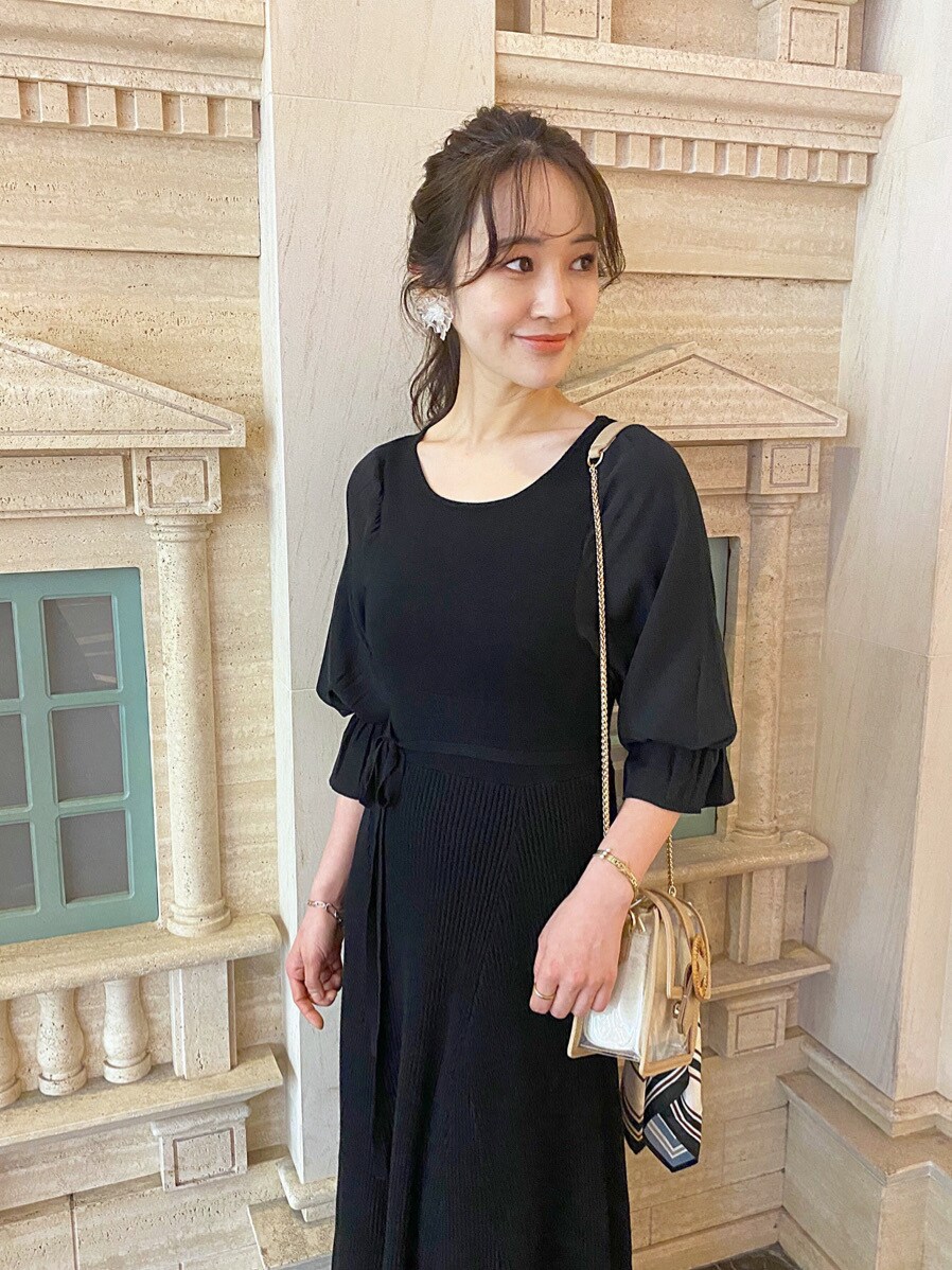 ブラック系のワンピース、その他のイヤリング、その他のストール/ショールを着用したレディースの冬コーディネートの5枚目の写真