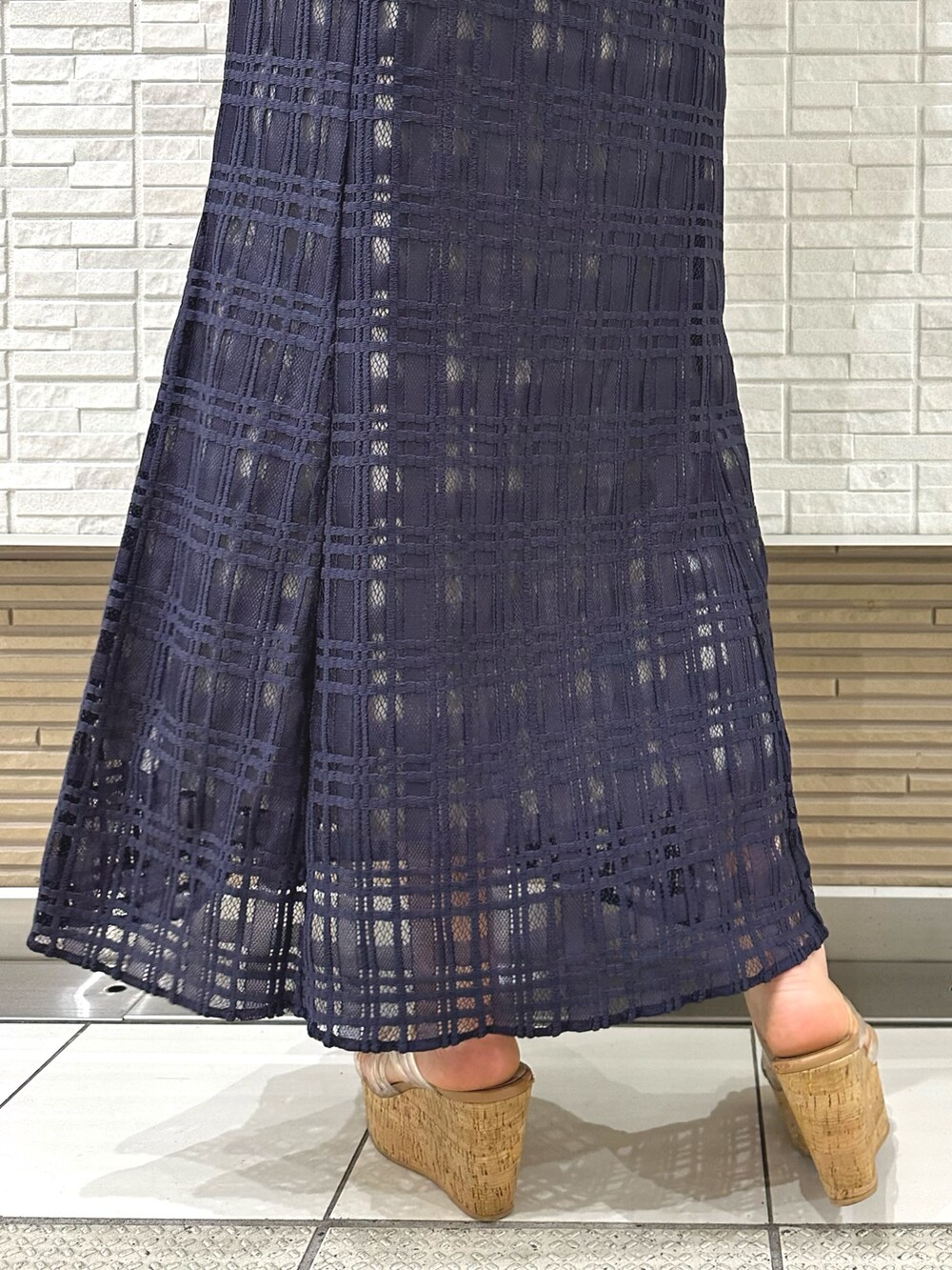 パープル系のワンピース、その他のサンダル、シルバー系のイヤリングを着用したレディースの夏コーディネートの8枚目の写真