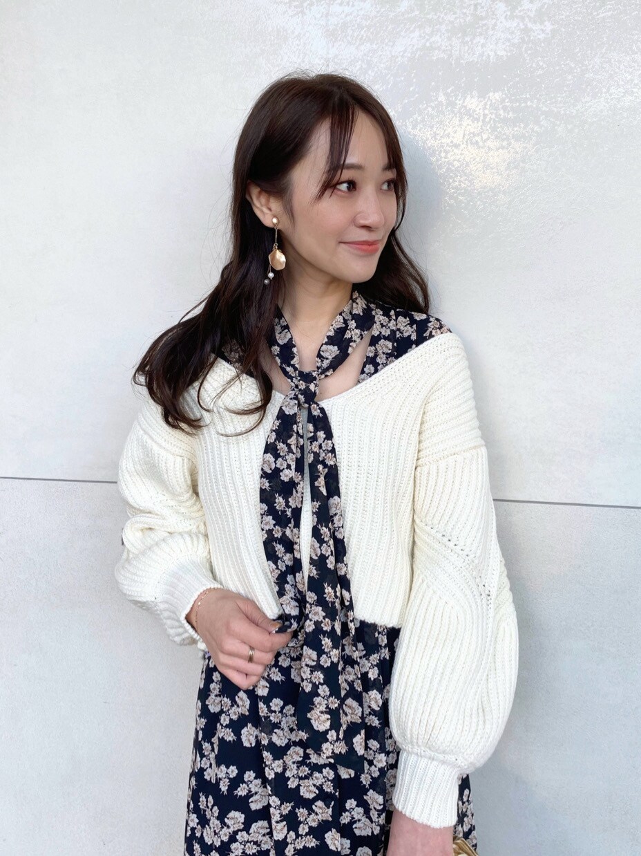 ベージュ系のクラッチバッグを着用したレディースの秋コーディネートの4枚目の写真