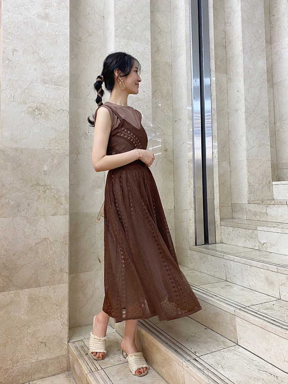 ベージュ系のキャミソール、ホワイト系のサンダル、ブラウン系のワンピースを着用したレディースの春コーディネートの3枚目の写真