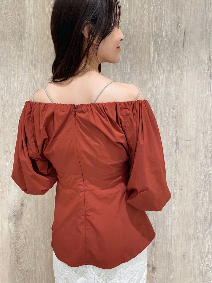 ベージュ系のキャミソール、ブラウン系のサンダル、ブラウン系のシャツ/ブラウスを着用したレディースの夏コーディネートの6枚目の写真