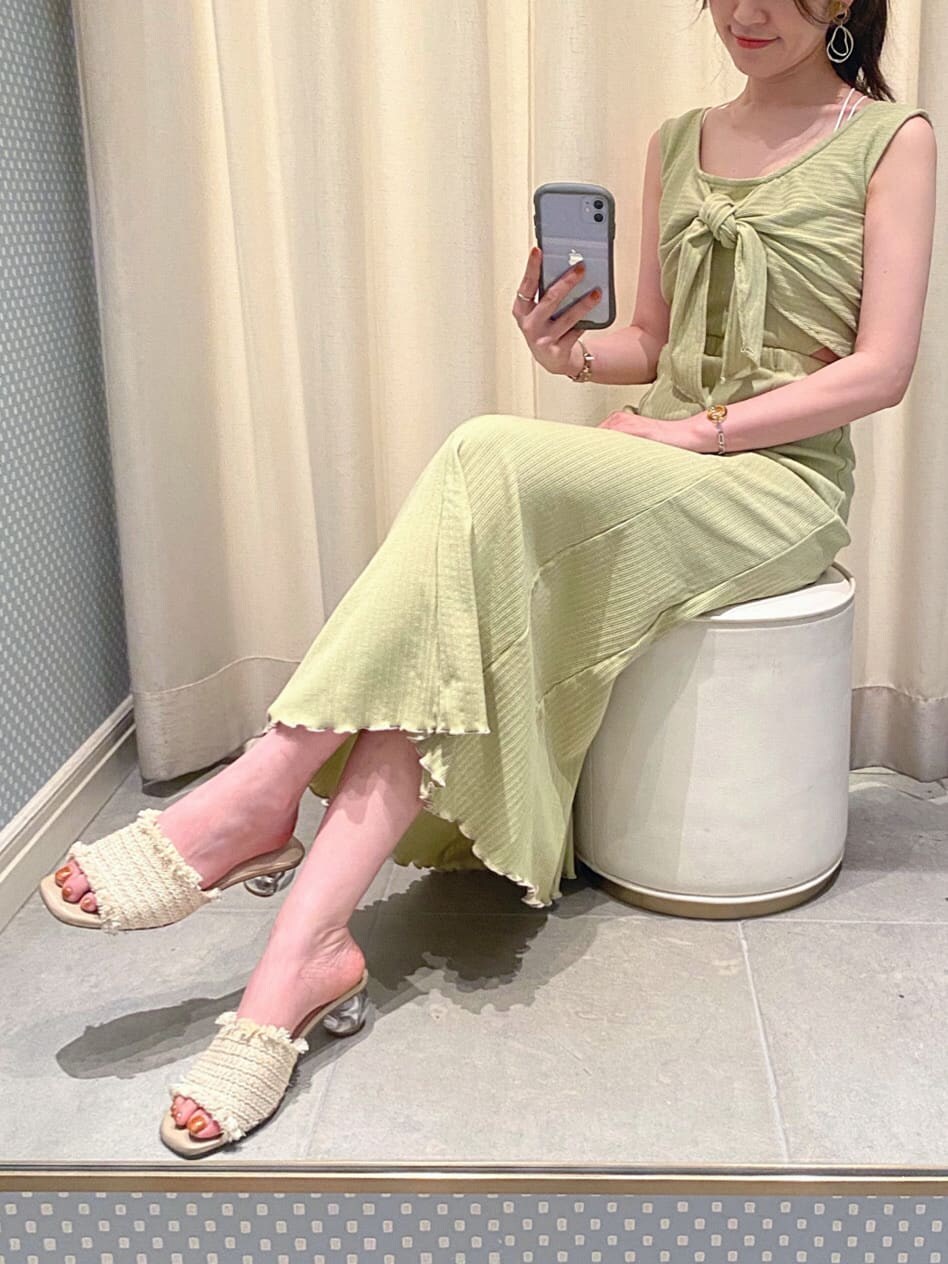 ホワイト系のシャツ/ブラウス、ホワイト系のサンダル、シルバー系のピアス（両耳用）を着用したレディースの夏コーディネートの4枚目の写真