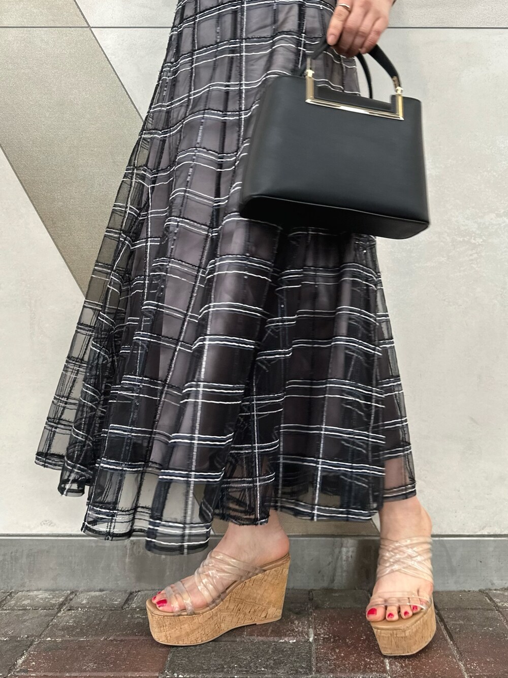 その他のサンダル、ブラック系のハンドバッグ、ブルー系のニット/セーターを着用したレディースの春コーディネートの8枚目の写真