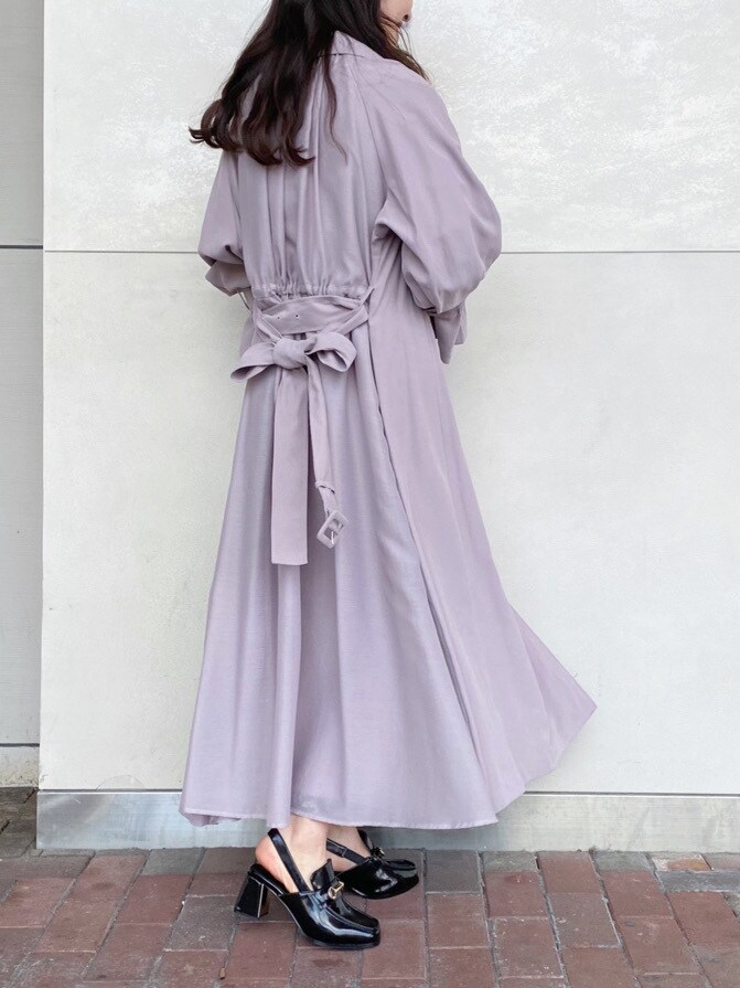 ブラック系のローファー、ブラウン系のトレンチコート、ベージュ系のトートバッグを着用したレディースの冬コーディネートの6枚目の写真