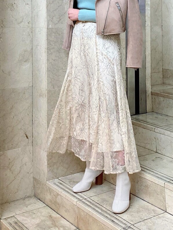 グリーン系のニット/セーター、ベージュ系のスカートを着用したレディースの冬コーディネートの4枚目の写真