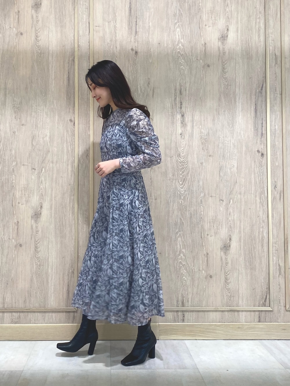 ブラック系のブーツ、グレー系のワンピースを着用したレディースの秋コーディネートの2枚目の写真