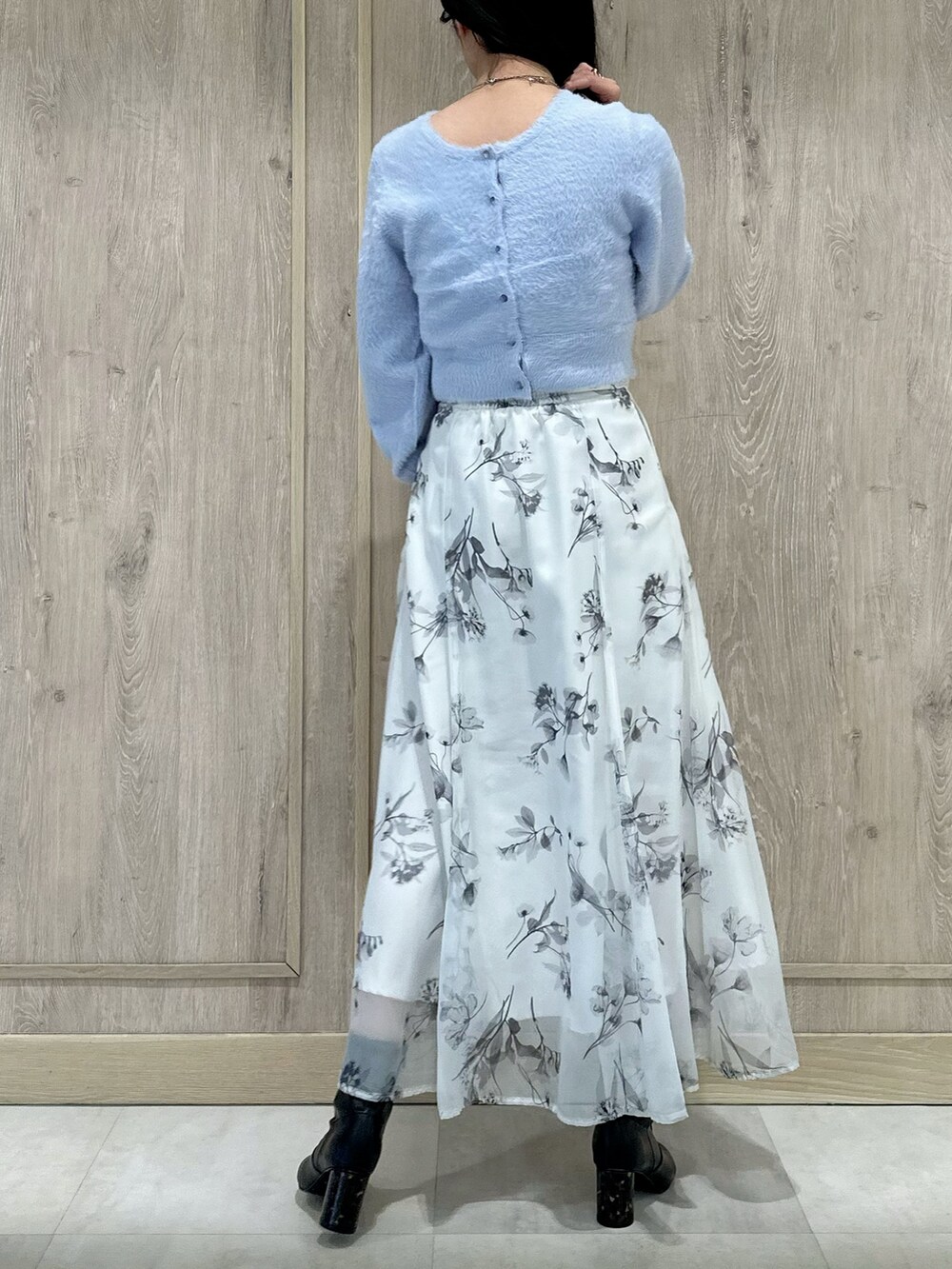 ブラック系のブーツ、ブラック系のショルダーバッグ、ブルー系のカーディガン/ボレロを着用したレディースの冬コーディネートの4枚目の写真