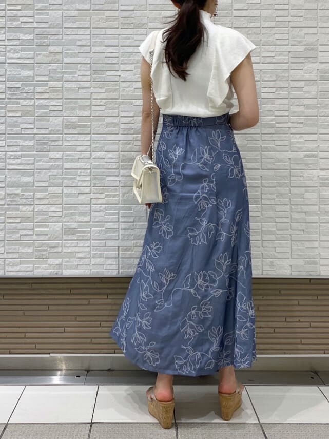 ホワイト系のショルダーバッグ、ブルー系のスカート、ホワイト系のニット/セーターを着用したレディースの夏コーディネートの6枚目の写真