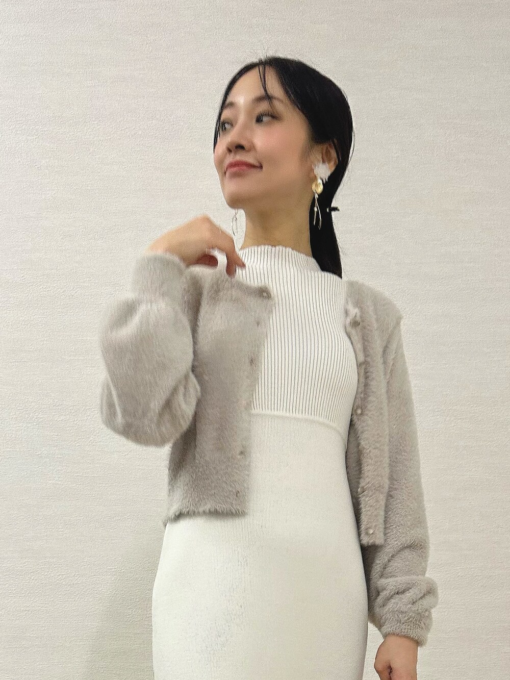 ホワイト系のブーツ、ベージュ系のその他アウター、ホワイト系のワンピースを着用したレディースの秋コーディネートの8枚目の写真