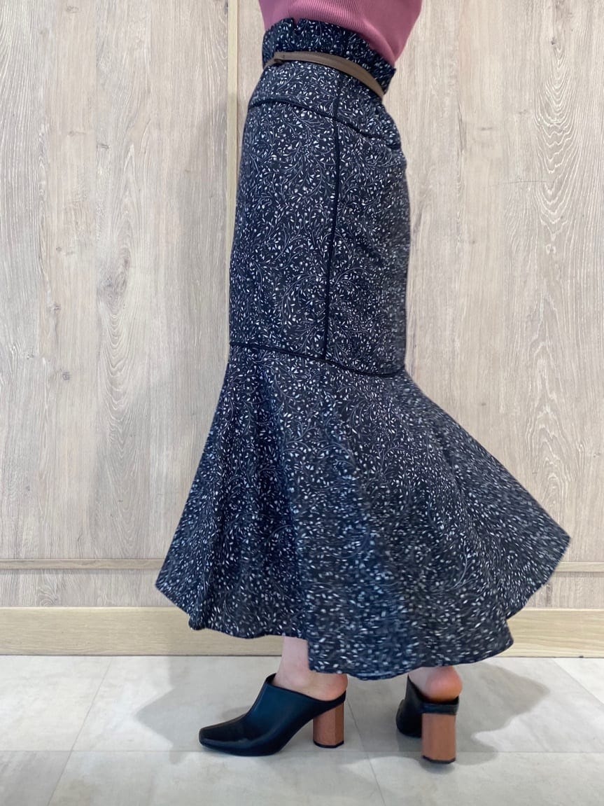 ブラック系のサンダル、ベージュ系のキャミソール、ブラック系のスカートを着用したレディースの夏コーディネートの3枚目の写真