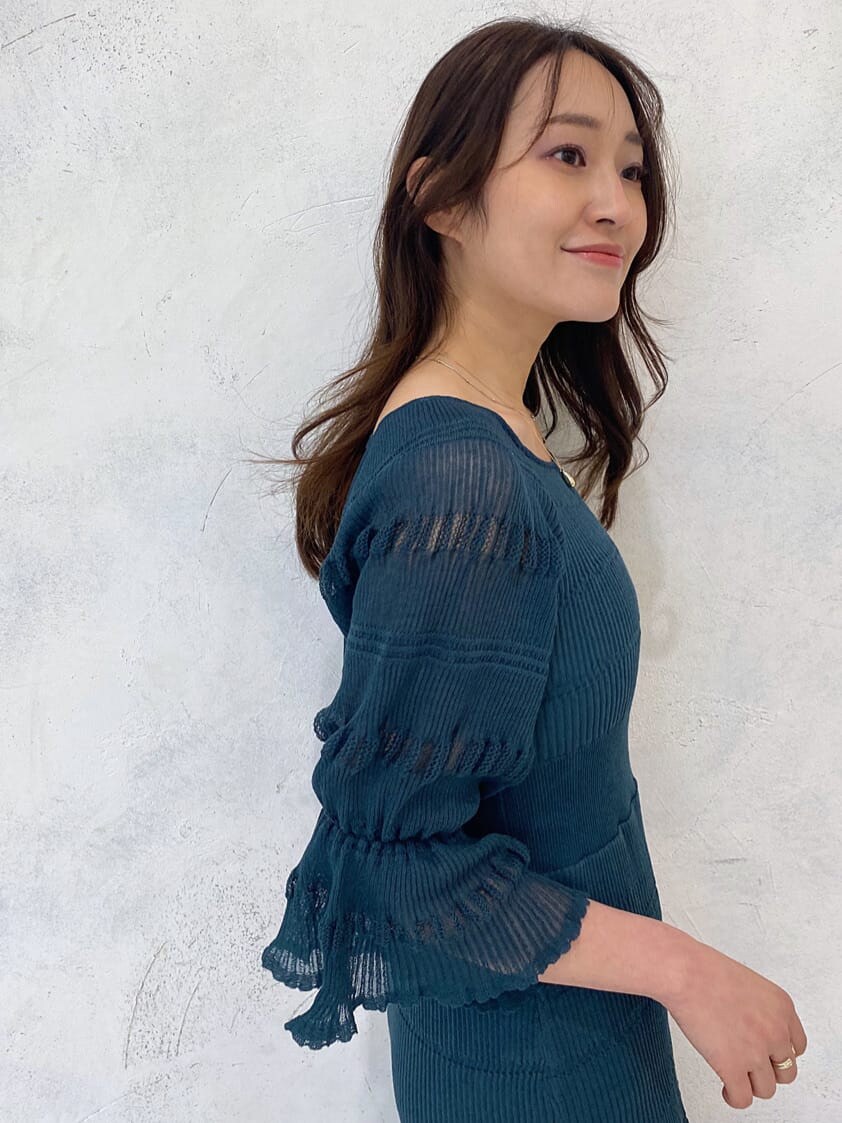 ブラック系のTシャツ/カットソー、グリーン系のワンピース、ホワイト系のその他シューズを着用したレディースの冬コーディネートの5枚目の写真