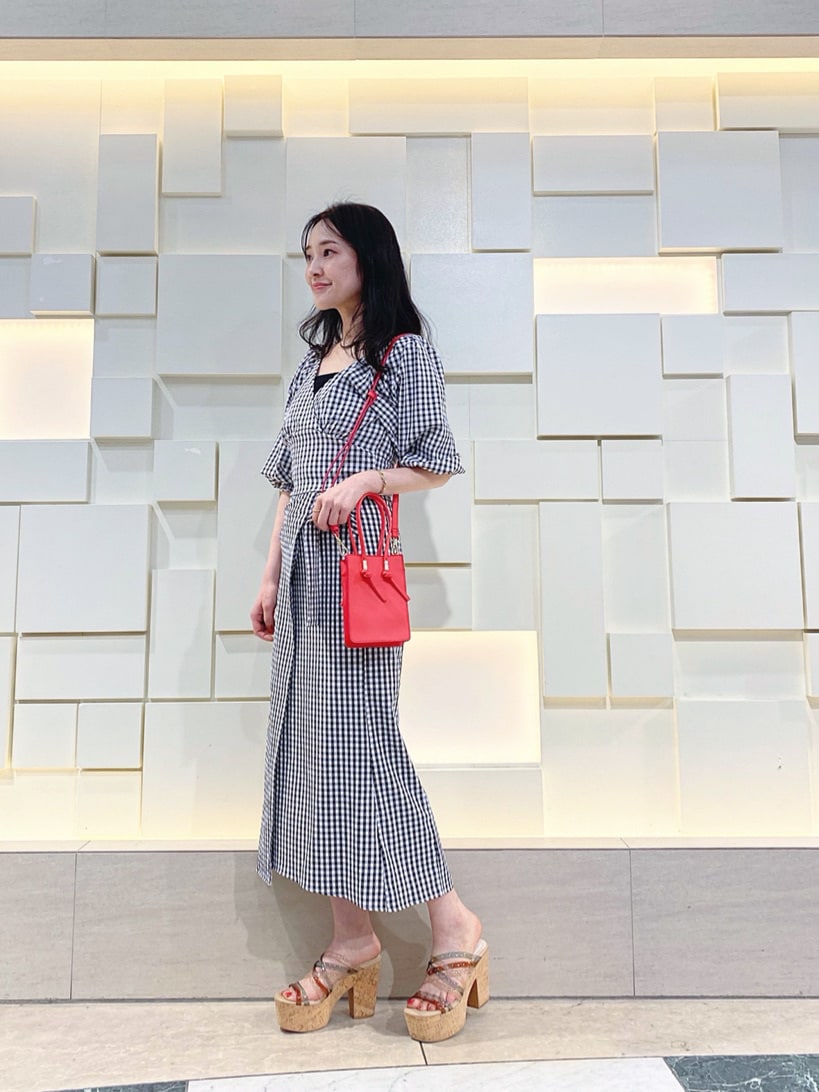 ブラック系のTシャツ/カットソー、レッド系のハンドバッグ、ブラック系のシャツ/ブラウスを着用したレディースの春コーディネートの3枚目の写真