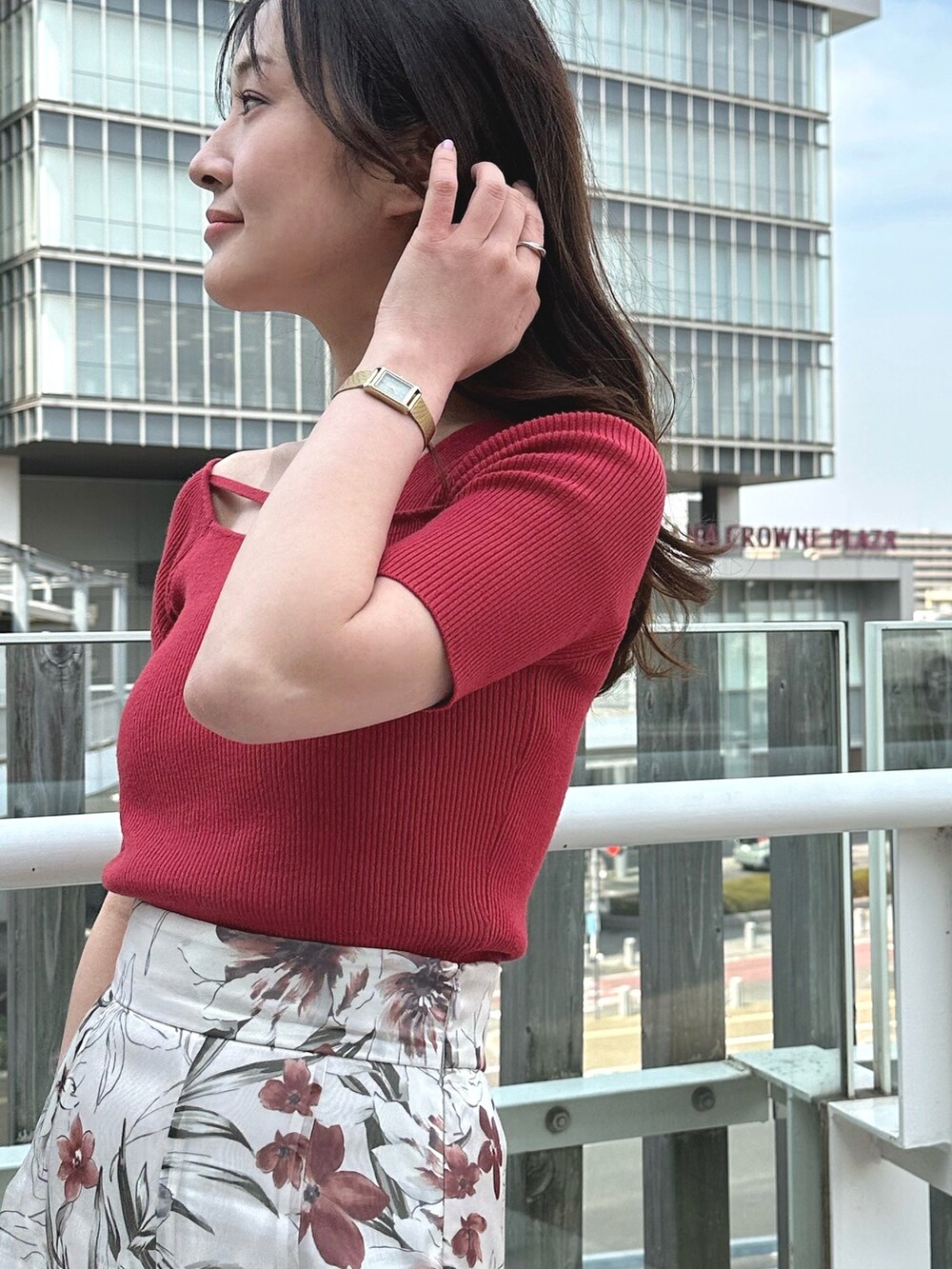 「 MERCURYDUO、マーキュリーデュオ(MERCURYDUO)、マーキュリーデュオ、赤コーデ、スニーカー 白、スニーカースタイル、スニーカー女子、大人フェミニン」｜「PUMAのPUMA×MERCURYDUO スウェードクラシック（スニーカー、グレー系）」を使った、村岡愛美さん（レディース・162cm）の春コーディネートの6枚目の写真