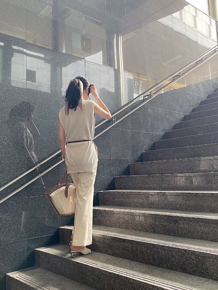 ブラウン系のトートバッグ、ホワイト系のその他パンツ、ホワイト系のワンピースを着用したレディースの春コーディネートの2枚目の写真