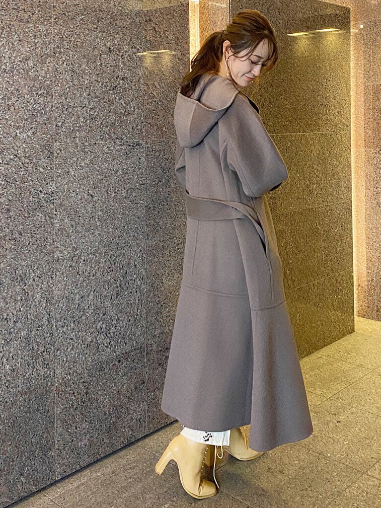 ベージュ系のワンピース、ホワイト系のシャツ/ブラウス、ベージュ系のクラッチバッグを着用したレディースの秋コーディネートの7枚目の写真