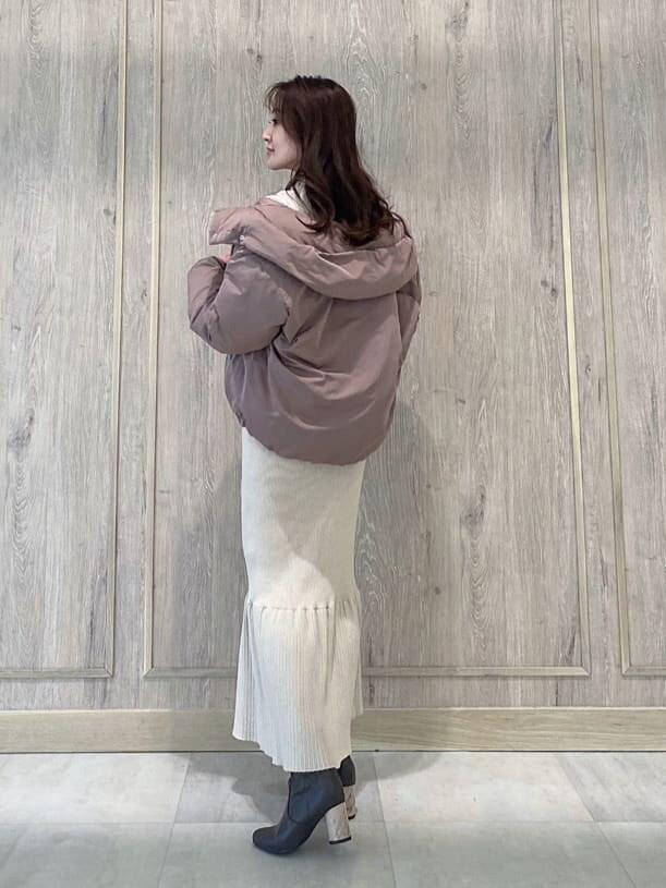 ブラウン系のその他シューズ、ゴールド系のイヤリング、ピンク系の福袋/福箱を着用したレディースの秋コーディネートの4枚目の写真