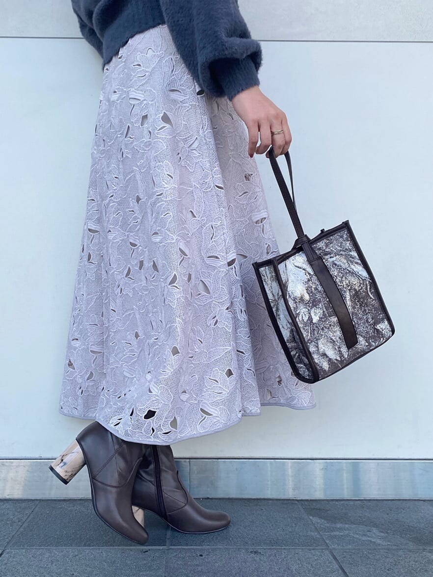 ブラウン系のハンドバッグ、ブラウン系のその他シューズ、ピンク系のスカートを着用したレディースの秋コーディネートの7枚目の写真