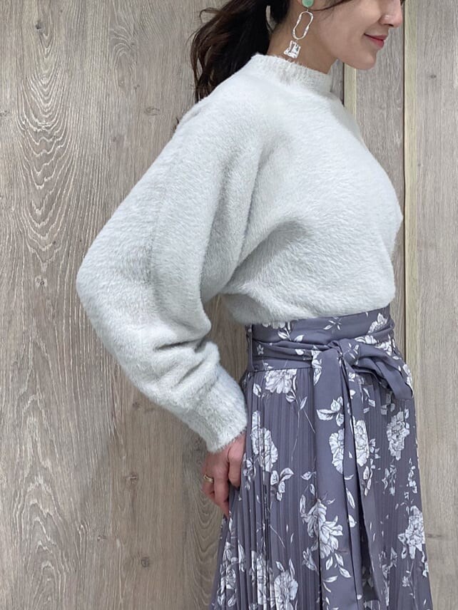 ブラウン系のその他シューズ、ホワイト系のニット/セーター、グリーン系のブルゾンを着用したレディースの冬コーディネートの9枚目の写真