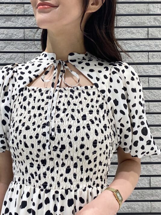 ブラウン系のローファー、ホワイト系のワンピースを着用したレディースの夏コーディネートの6枚目の写真