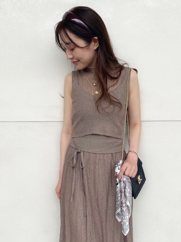 ブラック系のショルダーバッグ、ブラウン系のサンダル、その他のその他雑貨を着用したレディースの夏コーディネートの3枚目の写真