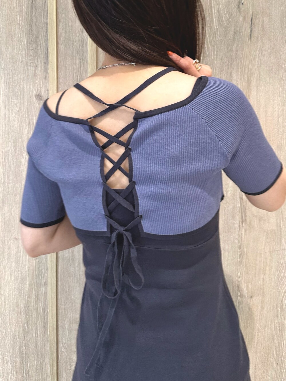 その他のサンダル、ブルー系のワンピース、シルバー系のネックレスを着用したレディースの夏コーディネートの7枚目の写真