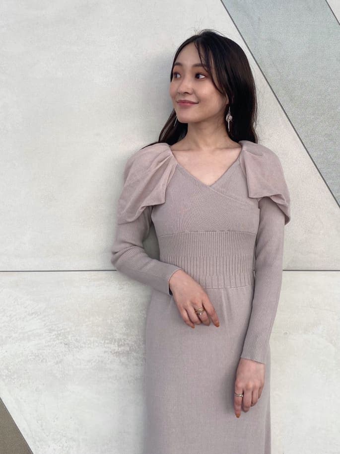 ホワイト系のキャミソール、ベージュ系のブーツ、ベージュ系のワンピースを着用したレディースの秋コーディネートの4枚目の写真