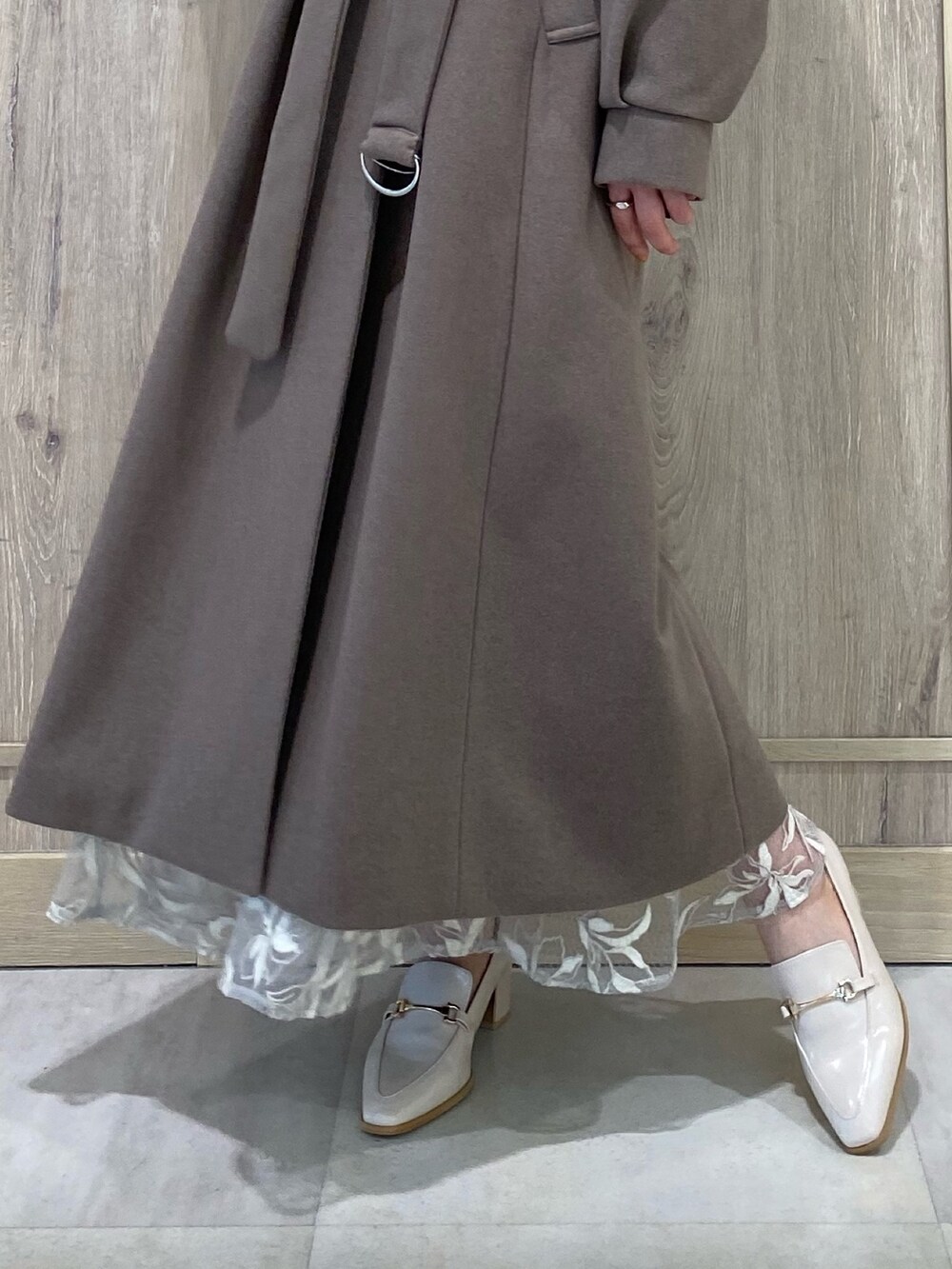 ブラウン系のその他アウター、ホワイト系のローファー、ブルー系のニット/セーターを着用したレディースの秋コーディネートの10枚目の写真