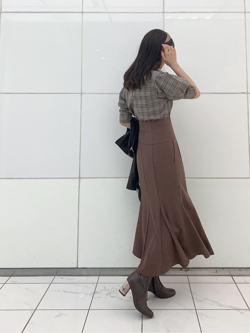 その他のシャツ/ブラウス、ブラック系のテーラードジャケット、ブラウン系のその他シューズを着用したレディースの秋コーディネートの7枚目の写真