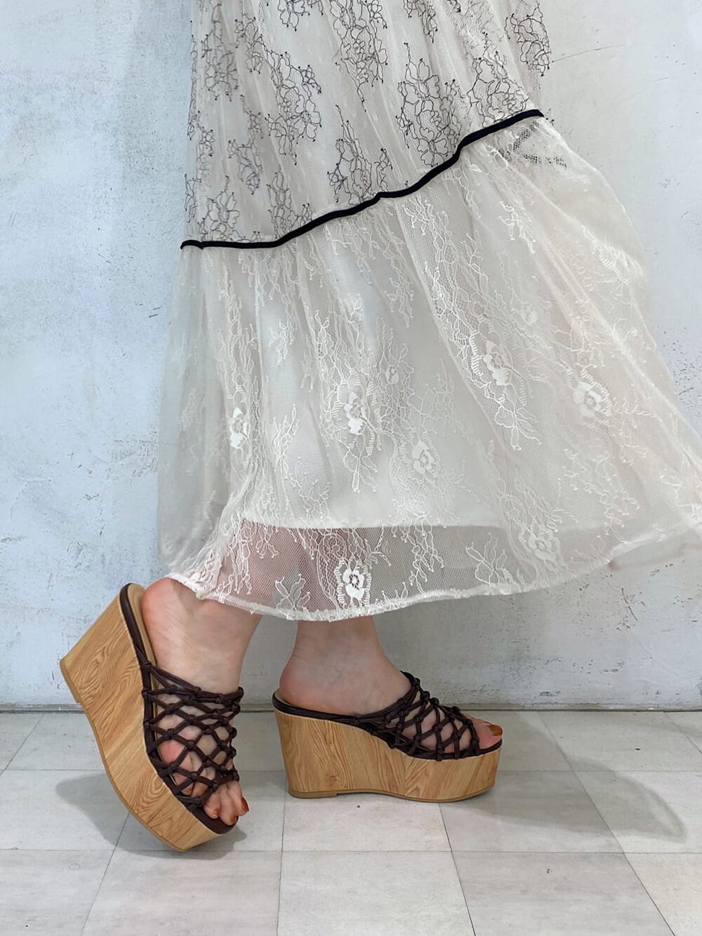 ベージュ系のTシャツ/カットソー、ホワイト系のワンピース、ブラウン系のサンダルを着用したレディースの夏コーディネートの8枚目の写真