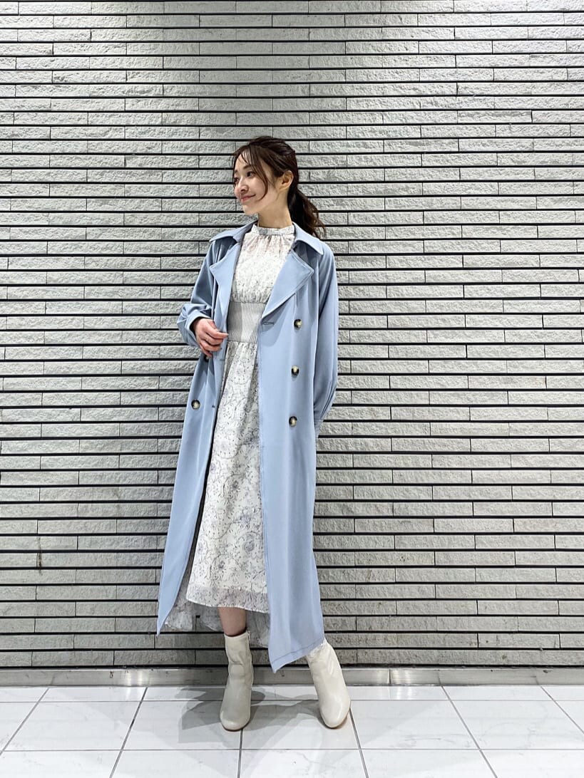 ブルー系のトレンチコート、ホワイト系のワンピース、ホワイト系のその他シューズを着用したレディースの冬コーディネートの3枚目の写真