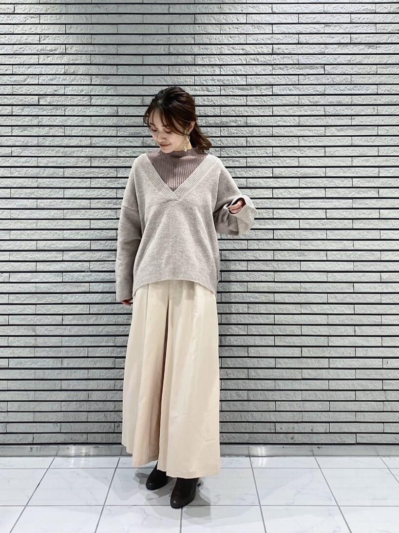 ホワイト系のTシャツ/カットソー、ベージュ系のニット/セーター、ホワイト系のその他パンツを着用したレディースの秋コーディネートの2枚目の写真