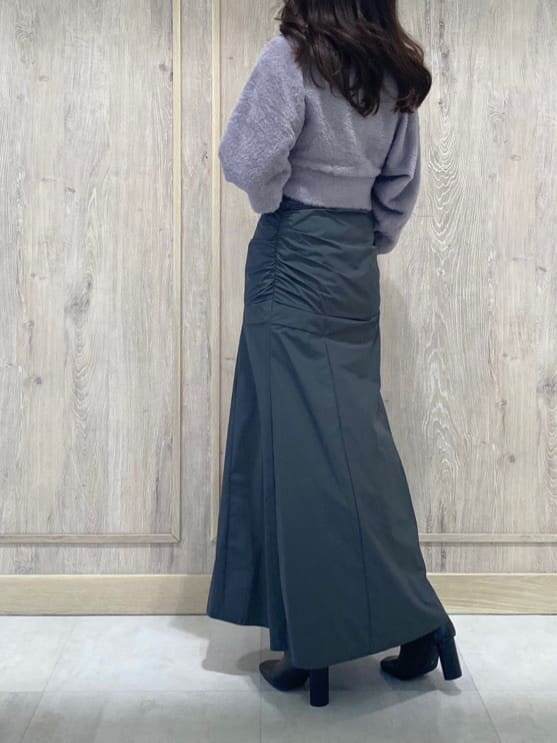 ブラック系のブーツ、グレー系のスカート、グレー系のスカートを着用したレディースの秋コーディネートの3枚目の写真