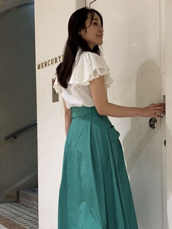 ホワイト系のシャツ/ブラウス、その他のサンダル、ブラック系のトートバッグを着用したレディースの夏コーディネートの5枚目の写真