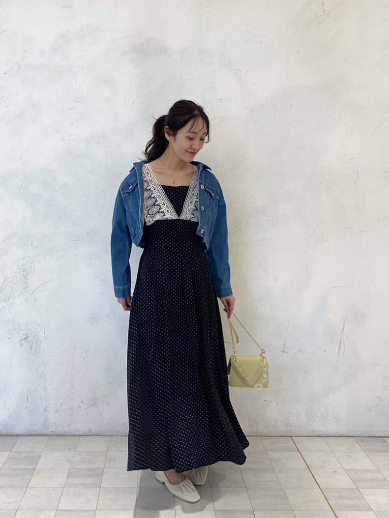 ブラック系のTシャツ/カットソー、ブルー系のテーラードジャケット、イエロー系のショルダーバッグを着用したレディースの春コーディネートの8枚目の写真