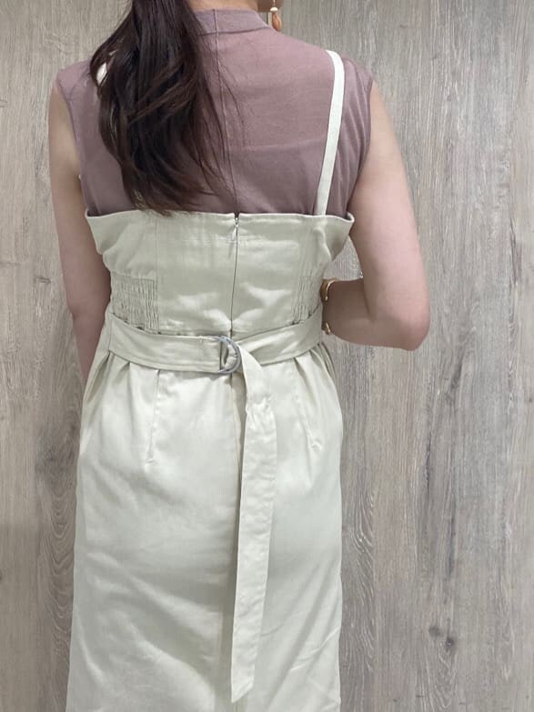 その他のサンダル、ベージュ系のニット/セーター、ホワイト系のジャンパースカートを着用したレディースの夏コーディネートの6枚目の写真