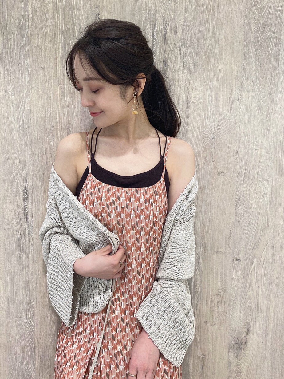 ブラウン系のトートバッグ、ベージュ系のカーディガン/ボレロ、オレンジ系のワンピースを着用したレディースの春コーディネートの5枚目の写真